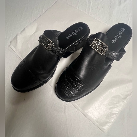 Minnetonka Shoes - MINNETONKA BLACK LEATHER ALLIGATOR GRAIN CAP TOE MULES CONCHO SLIDE SHOES SIZE 8